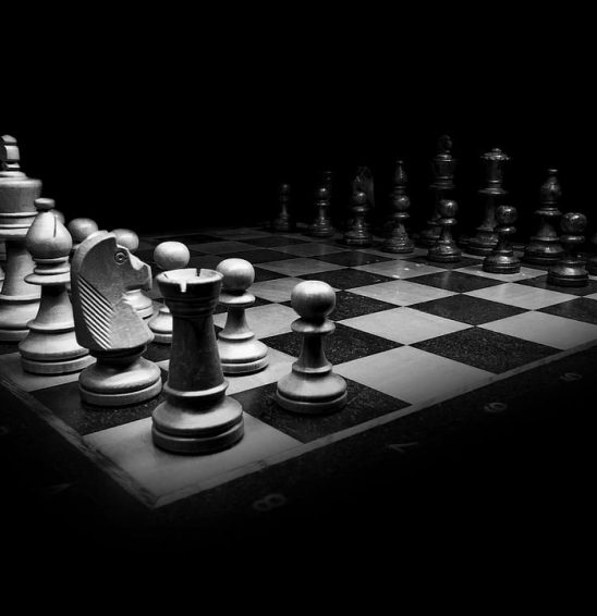 Jeu d'échecs classique Jeu d'échecs classique en noir et blanc – animation échecs pour hôtels