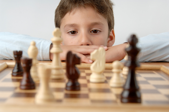 Jeune garçon jouant aux échecs