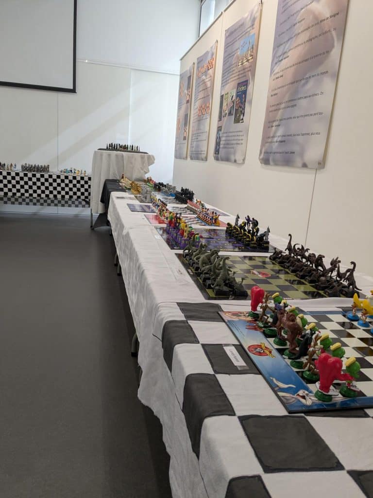 Collection de jeux d'échecs thématiques exposée à Pornichet