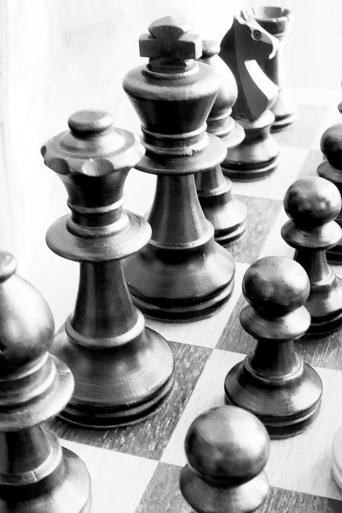 Pièces d’échecs en noir et blanc, roi et dame sur l’échiquier – Echecs 44